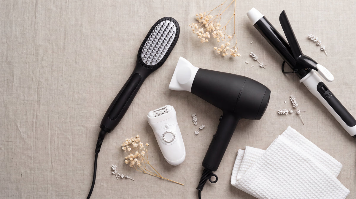 Composición de dispositivos de belleza (cepillo, secador, depiladora y plancha) en ofertas de BRILLABONITA™